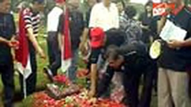 Keluarga Korban Tragedi Semanggi Tabur Bunga