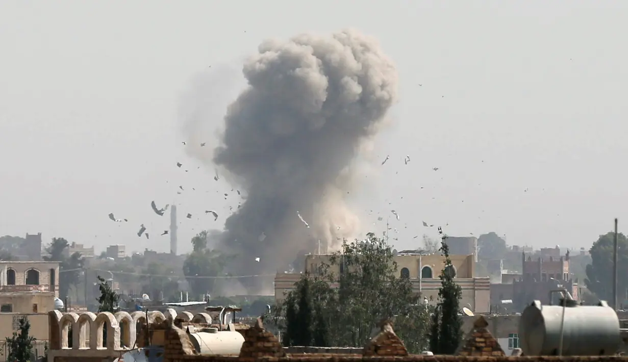 Kepulan asap membumbung ke angkasa usai Jet Tempur Saudi menjatuhkan bom di Sanaa, Yaman, Rabu (31/8). Serangan tersebut ditujukan untuk melemahkan kelompok Houthi. (REUTERS / Khaled Abdullah) 