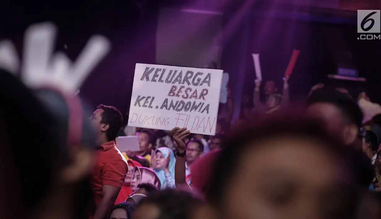 Pendukung finalis menyemarakan D'Academy 4 di Studio Indosiar, Jakarta, Jumat (19/5). (Liputan6.com/Faizal Fanani)