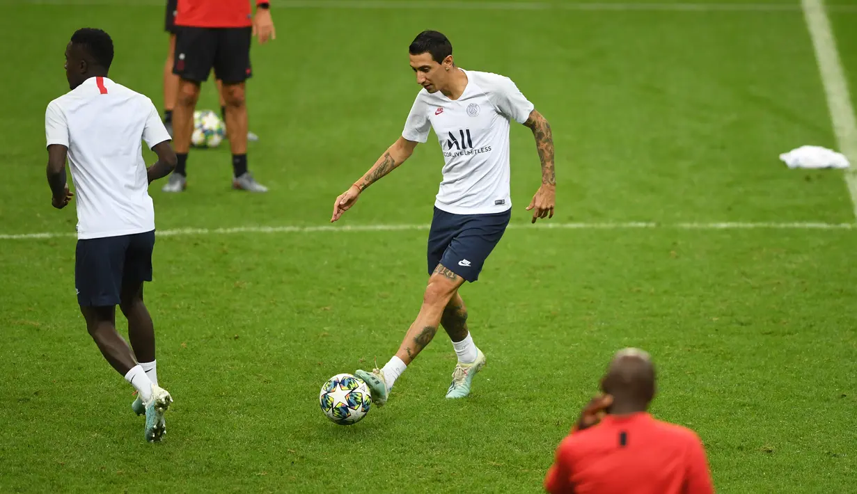 Gelandang Paris Saint-Germain (PSG), Angel Di Maria menggiring bola saat mengikuti sesi latihan tim di kompleks olahraga TT Ali Samiyen di Istanbul (30/9/2019). PSG akan bertanding melawan tuan rumah Galatasaray pada grup A Liga Champions di Türk Telekom Stadium. (AFP Photo/Ozan Kose)