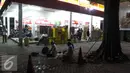 Sejumlah peserta Aksi Damai 4 November melaksanakan Salat Magrib berjamaah di depan mini market di Stasiun Gambir, Jakarta, Jumat (4/11). (Liputan6.com/Faizal Fanani)