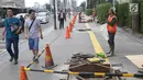 Pejalan kaki melihat peremajaan gorong-gorong di kawasan Thamrin, Jakarta, Selasa (15/1).Peremajaan dilakukan untuk mengantisipasi terjadinya penyumbatan saluran yang dapat menyebabkan banjir di kawasan tersebut. (Liputan6.com/Angga Yuniar)