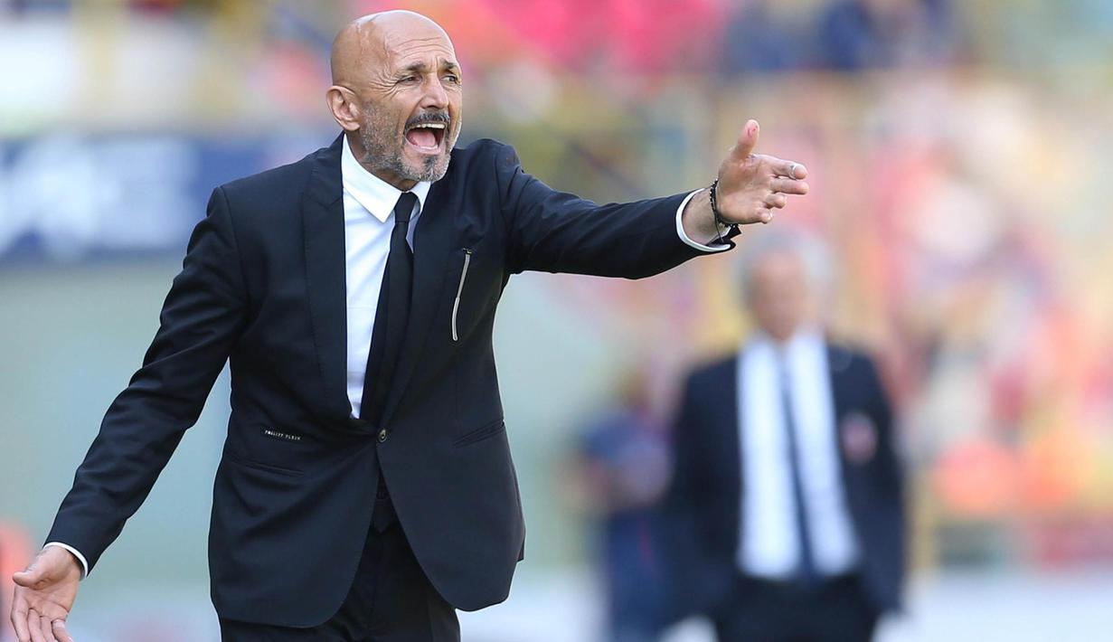 Pelatih AS Roma, Luciano Spalletti, memberikan arahan kepada anak asuhnya saat pertandingan melawan Bologna Fc pada laga lanjutan Seria A Italia di Bologna (09/04/2017). Luciano Spalletti resmi melatih Inter Milan. (EPA/Giorgio Benvenuti)