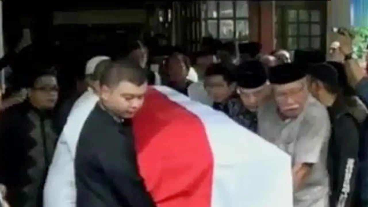  Adi Sasono Dimakamkan
