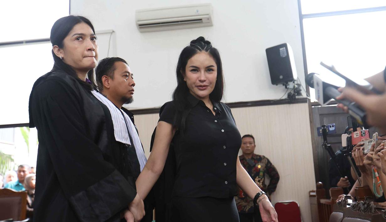 Terdakwa kasus pemerasan dan Tindak Pidana Pencucian Uang (TPPU), Nikita Mirzani usai mengikuti sidang pembacaan putusan di Pengadilan Negeri Jakarta Selatan, Selasa (28/10/2025). (Kapanlagi.com/Budy Santoso)