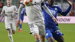 Bek Artur Legia Warszawa Jedrzejczyk berebut bola dengan penyerang Leicester City, Patson Daka pada matchday kedua Grup C Liga Europa 2021/2022 di Polish Army stadium, Kamis (31/9/2021). Leicester City kalah 0-1 di markas Legia Warszawa. (AP Photo/Czarek Sokolowski)