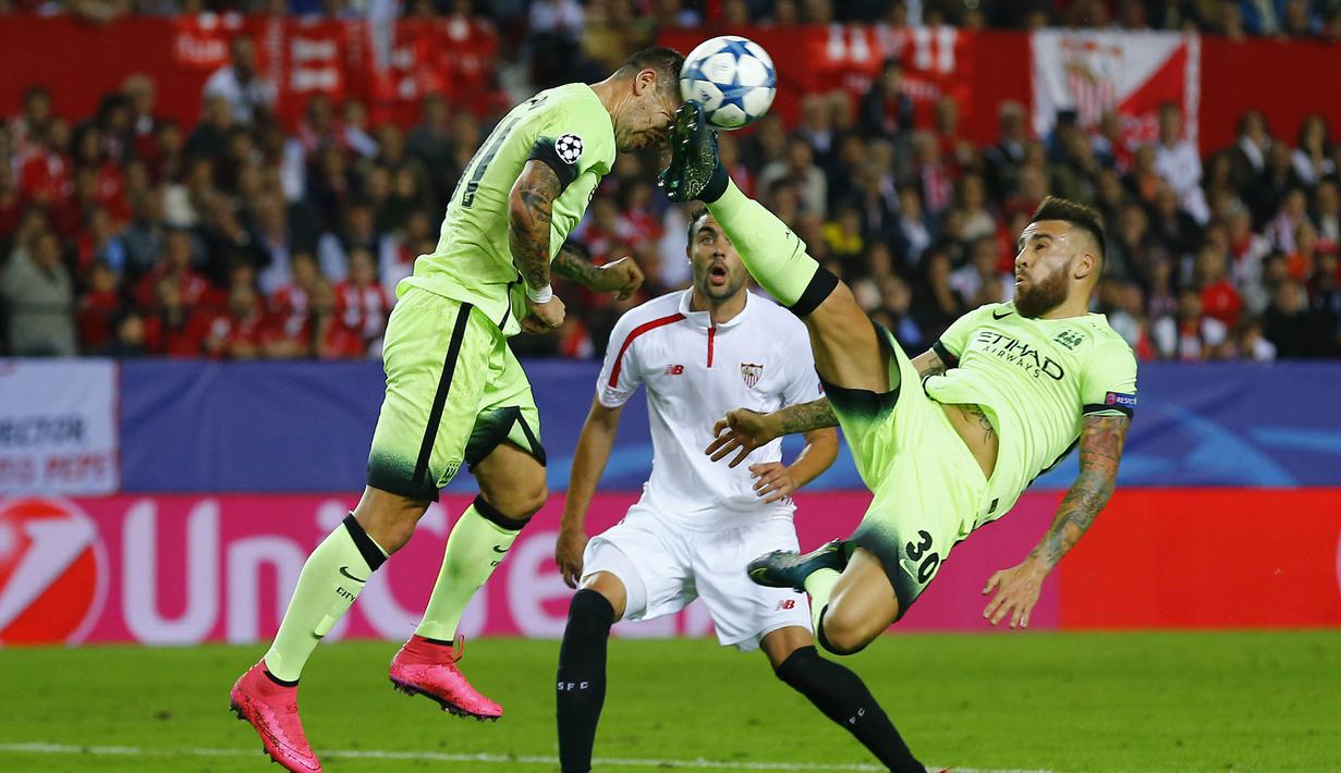 Kaki bek Manchester City, Nicolas Otamendi mengenai kepala rekan setimnya, Aleksandar Kolarov pada laga Liga Champions melawan Sevilla di Stadion Sanchez Pizjuan, Selasa (3/11/2015). (Reuters/Marcelo Del Pozo)