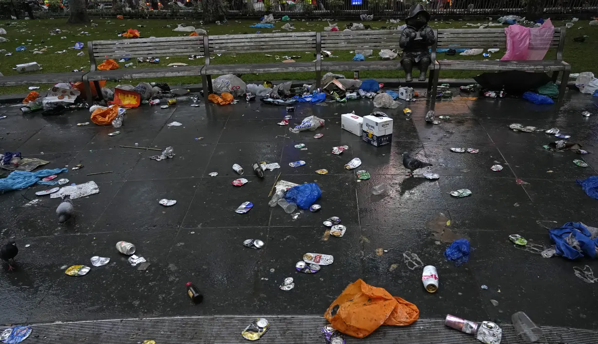 Sebuah patung Paddington Bear terlihat di antara sampah yang ditinggalkan oleh penggemar Skotlandia yang berpesta sebelum pertandingan grup D antara Inggris melawan Skotlandia di Leicester Square di London, Jumat (18/6/2021).  (AP Photo/Kirsty Wigglesworth)