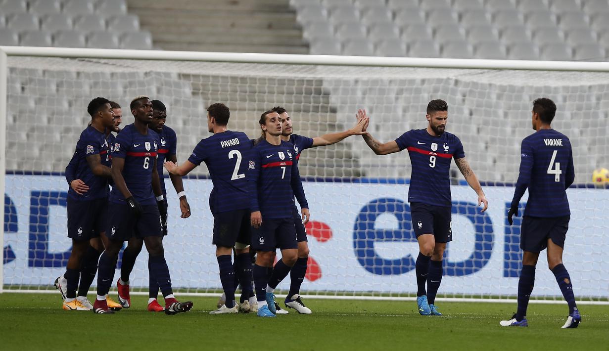 Penyerang Prancis, Olivier Giroud (kedua kanan) berselebrasi dengan rekan-rekannya usai mencetak gol ke gawang Swedia pada pertandingan UEFA Nations League di stadion Stade de France di Saint-Denis, Paris (17/11/2020). Giroud mencetak dua gol dan Prancis menang 4-2. (AP Photo/Francois Mori)