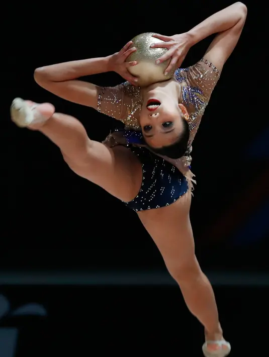 Pesenam Malaysia, Koi Sie Yan beraksi dengan bola pada pertandingan Senam Ritmik Putri di kejuaraan SEA Games 2017 di Kuala Lumpur, Malaysia (28/8). (AP/Vincent Thian)