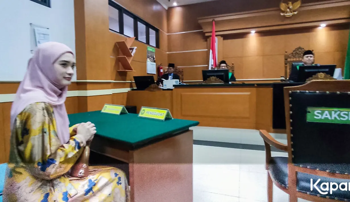 Pihak Inara merasa kecewa dengan pernyataan Virgoun saat mediasi. Hal itu diungkapkan oleh Mulkam, kuasa hukum Inara. Inara kecewa karena Virgoun membantah terkait bukti-bukti yang telah dikantongi istrinya. [Foto: Muhammad Akrom Sukarya/KapanLagi.com]