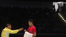 Pebulu tangkis putra Indonesia Jonatan Christie berbincang dengan pelatih saat bertanding melawan Khosit Phetpradab Thailand pada final tunggal putra SEA Games 2017 di Axiata Arena, Malaysia, Selasa (29/8). (Liputan6.com/Faizal Fanani)