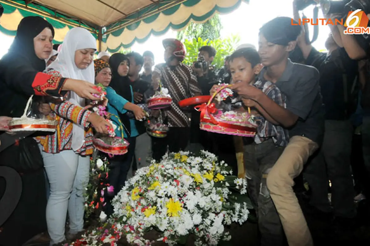 6-pemakaman-sukardi-130911c.jpg