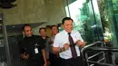 Hendropriyono keluar dari gedung KPK usai diperiksa selama kurang lebih tiga jam, Selasa (29/4/14). (Liputan6.com/Faisal R. Syam) 