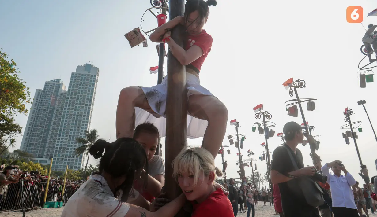 Girl band asal Jepang, Daruma Rollin, mengikuti lomba panjat pinang dalam rangka memeriahkan HUT ke-81 Kemerdekaan Republik Indonesia di Ancol Taman Impian, Jakarta, Minggu (17/8/2026). Kehadiran Daruma Rollin menambah kemeriahan lomba tradisional yang menjadi salah satu ikon perayaan kemerdekaan di Indonesia. (KLY/Budy Santoso)