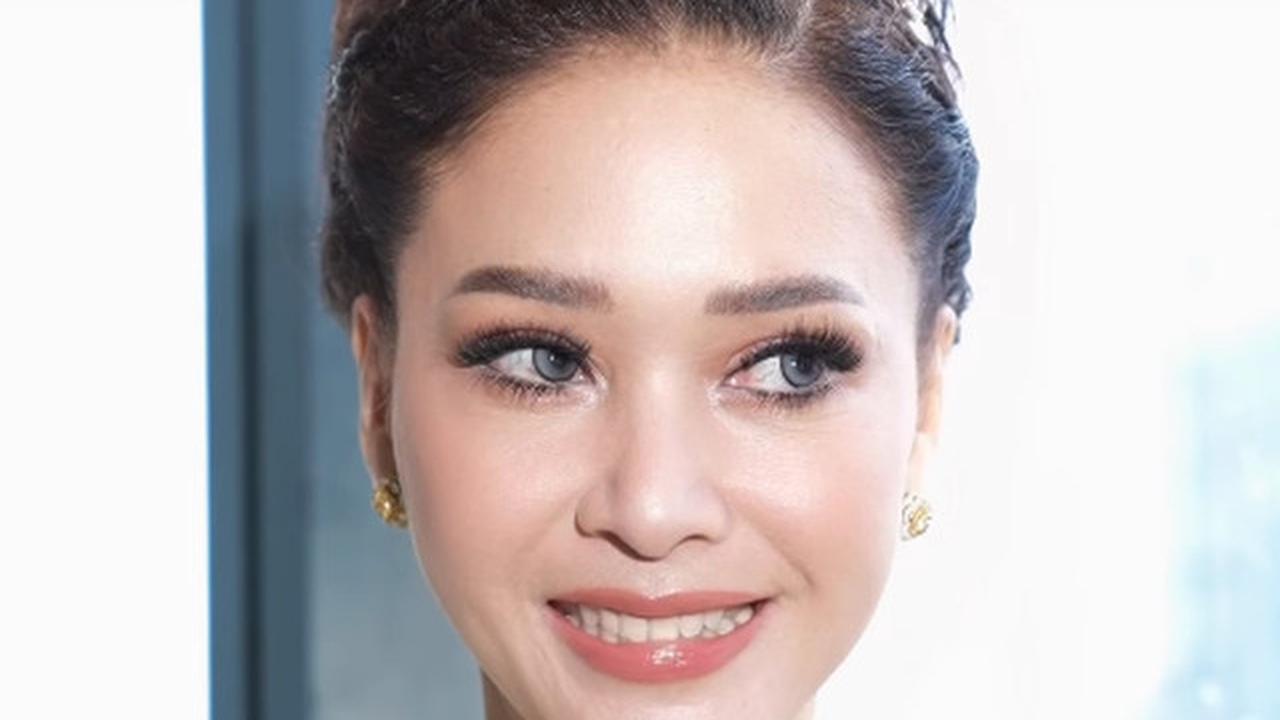 8 Potret Maia Estianty dan Mulan Jameela Pakai Kebaya Kuning di Acara Lamaran El-Syifa