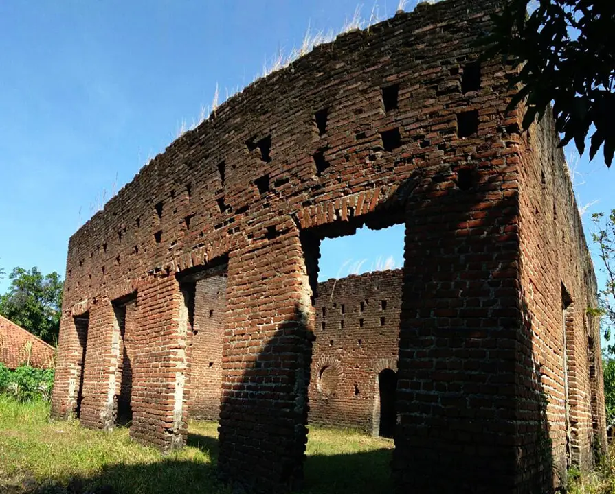 Masjid Cibogo di Argasunya, Harjamukti, Kota Cirebon, yang dibangun keluarga Mbah Fanani tersebut belum rampung hingga kini. (Liputan6.com/Panji Prayitno)