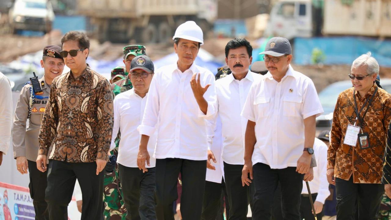 Jokowi akan menonton debat cawapres di kediamannya.&nbsp;<br><br>