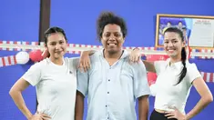 Dalam media sosial Instagramnya, Indah Permatasari menceritakan bahwa keduanya mendadak ikut lomba bulu tangkis tanpa latihan. Menjadi satu tim, keduanya tampil dengan busana senada berwarna hitam putih yang tampil kompak. (Liputan6.com/IG/@indahpermatas)
