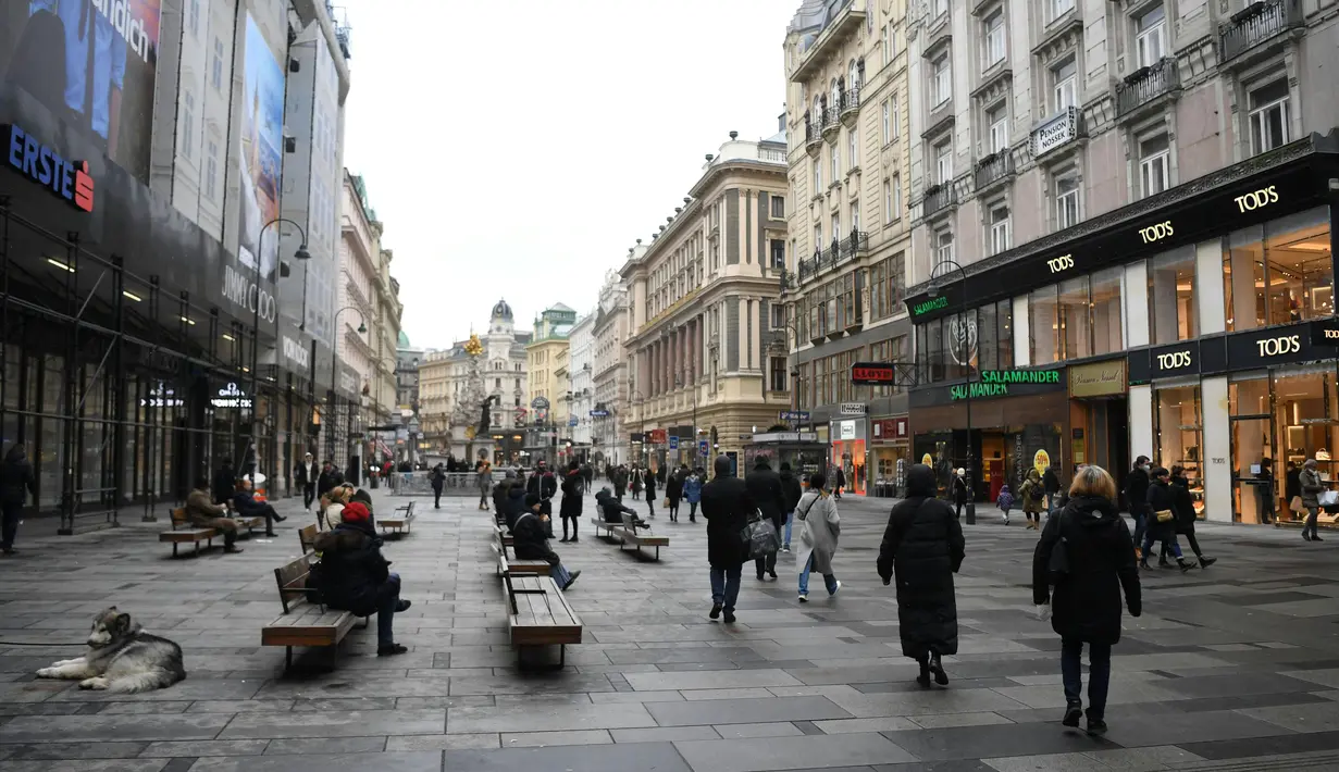 Orang-orang berbelanja di Kaerntner Street, Wina, saat Austria melonggarkan lockdown pada Senin (8/2/2021). Austria mulai melonggarkan lockdown covid-19 ketiga mereka mulai 8 Februari dengan mengizinkan sekolah, museum dan toko dibuka kembali. (HELMUT FOHRINGER /APA/AFP)