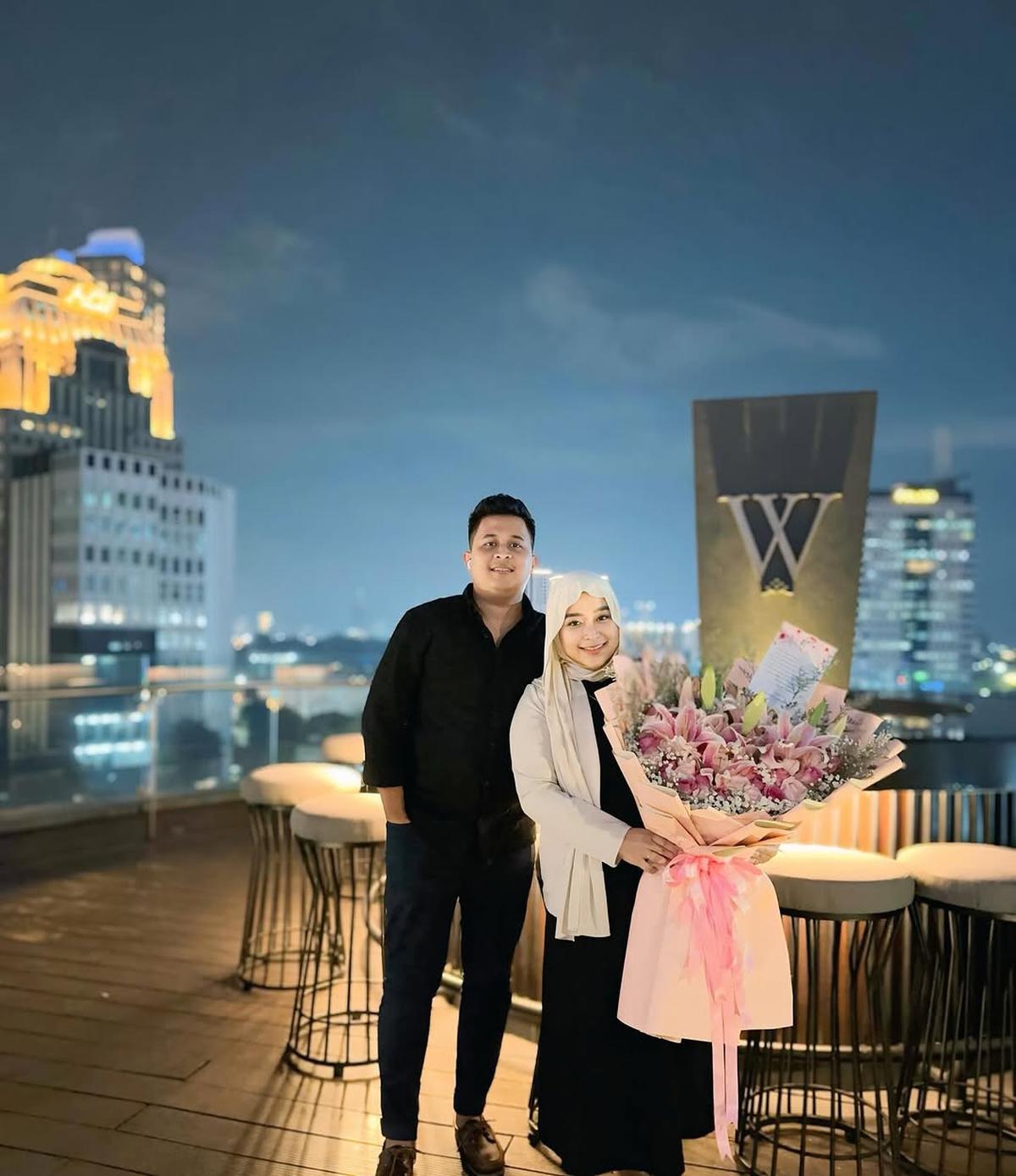 Potret Syifa Adik Ayu Ting Ting Rayakan Anniversary Pernikahan ke-3, Dapat Buket Bunga Besar dan Dinner Mewah