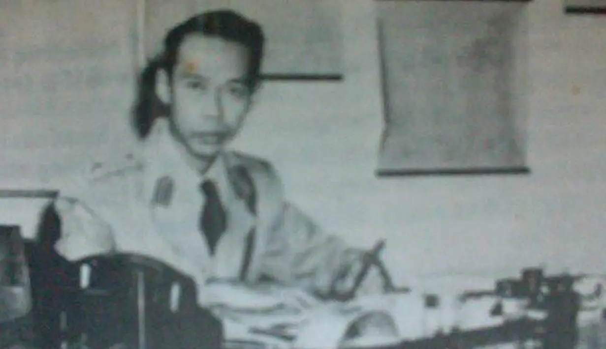 Saat sudah menjadi Kapolri dengan pangkat jenderal berbintang empat, Hoegeng masih turun tangan mengatur lalu lintas di perempatan.(Istimewa)