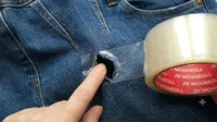 Cara Menambal Celana Jeans Bolong dengan Clear Tape, Hasil Rapi dalam 5 Menit