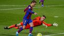 Penyerang Barcelona, Antoine Griezmann berusaha melewati kiper Real Sociedad, Alex Remiro  pada pertandingan La Liga Spanyol di stadion Camp Nou, Spanyol, Kamis (17/12/2020). Griezmann diboyong Barcelona dengan harga 120 juta euro dari Atletico Madrid. (AP Photo/Joan Monfort)