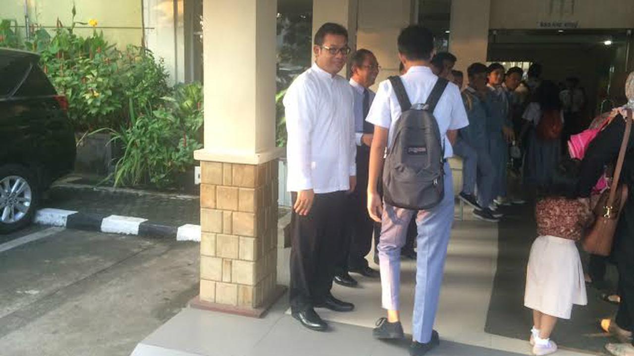 Suasana Labschool pada hari pertama sekolah