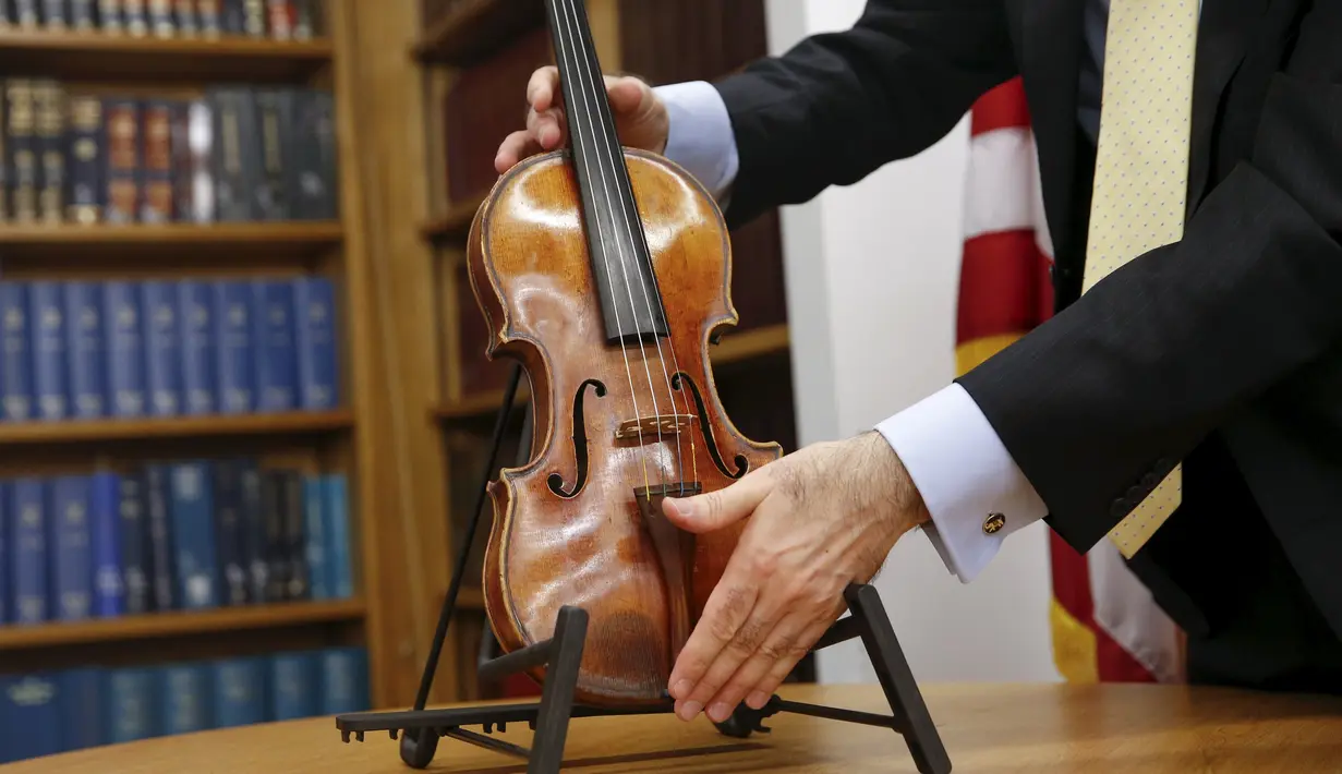 Biola Stradivarius saat ditaruh untuk diperlihatkan pada konferensi pers di New York, Kamis (6/8/2015). Biola yang dibeli dengan harga Rp2,7 miliar itu kembali ke pemiliknya setelah hilang dicuri selama 35 tahun. (REUTERS/Shannon Stapleton)
