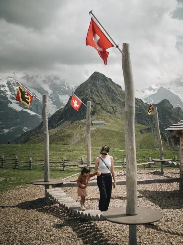 Potret Sabai Morscheck Liburan di Swiss Bareng Anak