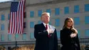 Presiden AS Donald Trump dan Ibu Negara, Melania Trump mengheningkan cipta untuk korban serangan 11 September 2001 dalam acara peringatan di Pentagon, Senin (11/9). Trump untuk pertama kalinya sebagai Presiden memimpin peringatan 9/11. (AP/Evan Vucci)