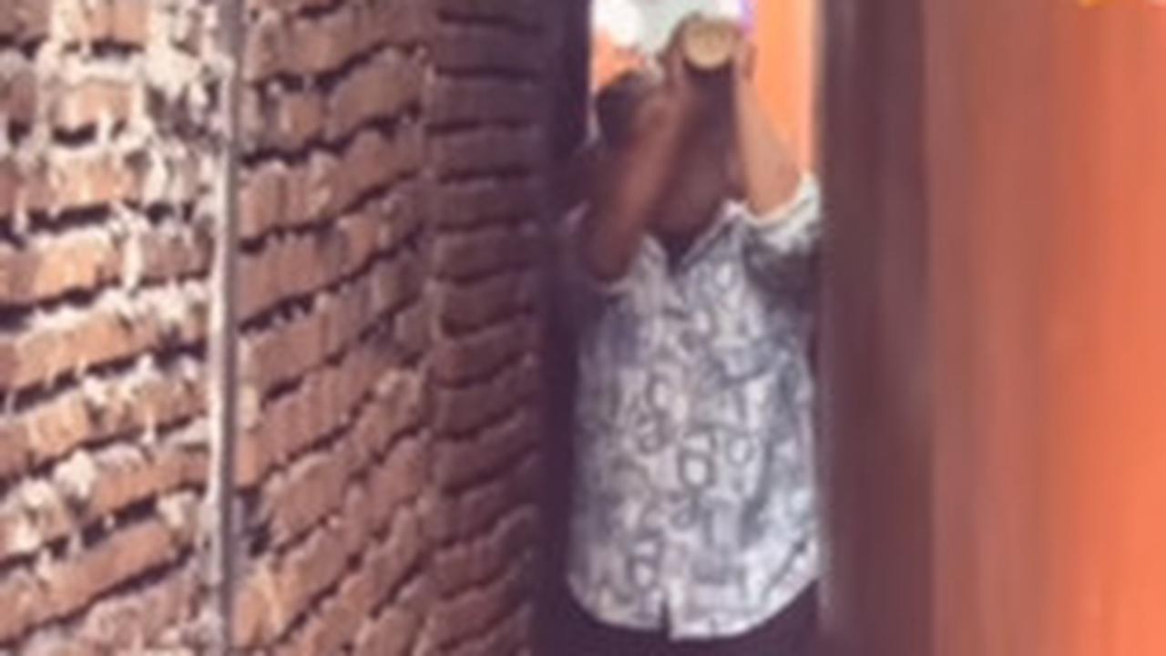 Perjuangan Warga Gotong Jenazah di Gang Sempit Ini Bikin Warganet Tersentuh