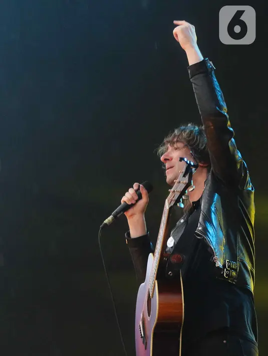 Vokalis Grup musik Plain White T's Tom Higgenson saat tampil memeriahkan Soundrenaline di Allianz Ecopark, Ancol, Jakarta Utara, Sabtu (26/11/2022). Plain White T's tampil memeriahkan Soundrenaline 2022 dengan membawakan lagu berjudul The Giving Tree, Hey There Delilah, dan 1,2,3,4. (Liputan6.com/Herman Zakharia)