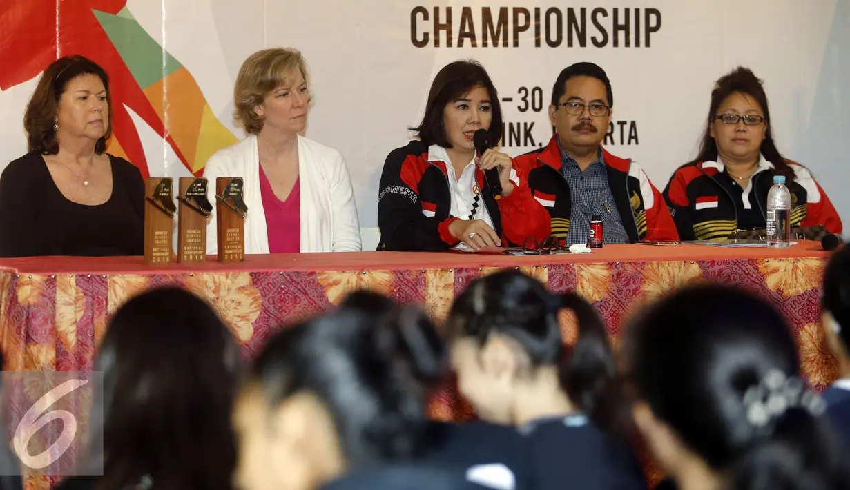 Ketua ISC, Susan Herawati (tengah) memberi keterangan jelang Indonesia Figure Skating National Championship 2016 di Jakarta, Kamis (28/4/2016). Ajang ini juga dijadikan seleksi atlet yang akan berlaga pada SEA Games 2017. (Liputan6.com/Helmi Fithriansyah)