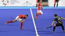 Atlet hoki Indonesia memukul bola saat bertanding melawan Jepang dalam babak penyisihan hoki putra Asian Games di Lapangan Hoki Gelora Bung Karno, Jakarta, Rabu (22/8). Indonesia kalah dengan skor 1-3. (Liputan6.com/Fery Pradolo)