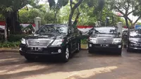 Mobil dinas Anies Baswedan dan Sandiaga Uno sebagai Pimpinan DKI Jakarta sudah berada di Istana. (Liputan6.com/Lizsa Egeham)