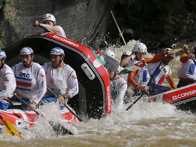 Tim Arung Jeram dari negara Kroasia,Italia dan Perancis (ki-ka) bersaing di Kejuaraan Dunia Arung Jeram 2015, Sukabumi, Jawa Barat, (7/12). Sebanyak 23 negara dari berbagai belahan benua mengikuti kejuaraan dunia ini. (REUTERS/Beawiharta)