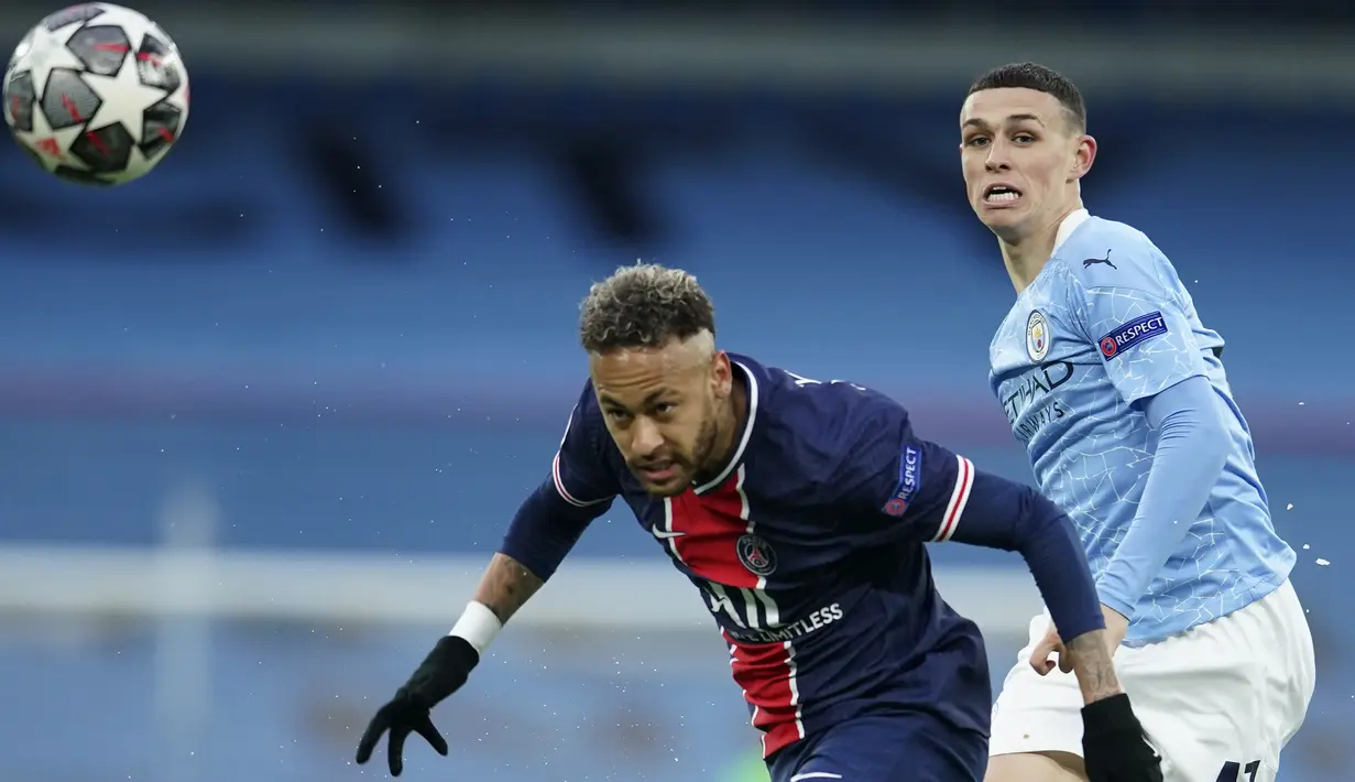 Striker Paris Saint-Germain, Neymar (kiri) berebut bola dengan gelandang Manchester City, Phil Foden dalam laga leg kedua semifinal Liga Champions 2020/2021 di Etihad Stadium, Selasa (4/5/2021). PSG kalah 0-2 dari Manchester City. (AP/Dave Thompson)