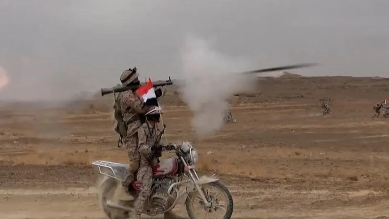 Anggota Houthi meluncurkan proyektil selama manuver militer di lokas dekat Kota Sanaa, Yaman (30/10/2023). Baru-baru ini kelompok pemberontak Houthi di Yaman mengklaim telah meluncurkan serangan ke arah Israel.<br>