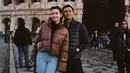 Ini adalah potret romantis Azriel Hermansyah dan Sarah Menzel di Italia. Dikenal sebagai salah satu dari tujuh keajaiban dunia, pasangan ini mengungungi Colosseum, Roma. Dalam momen liburan ini, Azriel Hermansyah tampil simpel memakai winter padding jacket warna hitam, sementara Sarah Menzel kenakan winter padding jacket warna cokelat dipadukan dengan celana jeans. (Liputan6.com/IG/@ssarah_menzel)