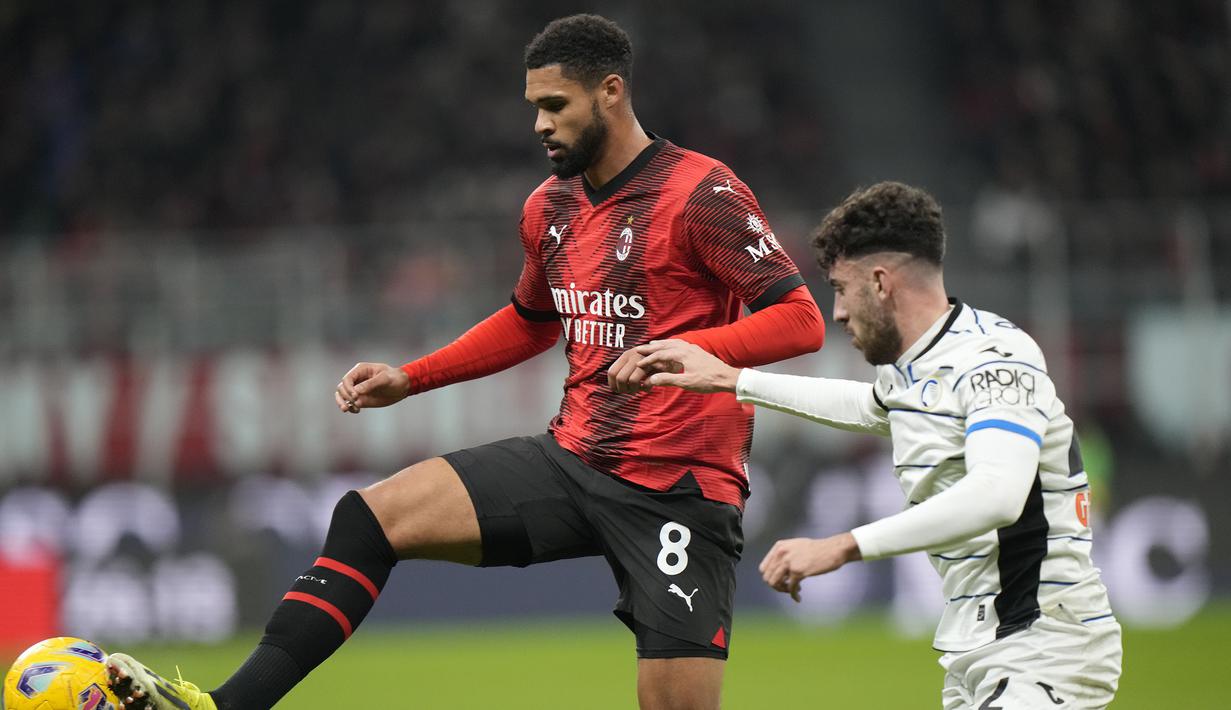 Gelandang AC Milan, Ruben Loftus-Cheek (kiri) menguasai bola dibayangi bek Atalanta, Matteo Ruggeri pada laga perempatfinal Coppa Italia 2023/2024 di San Siro Stadium, Milan, Kamis (11/1/2024) dini hari WIB. (AP Photo/Luca Bruno)