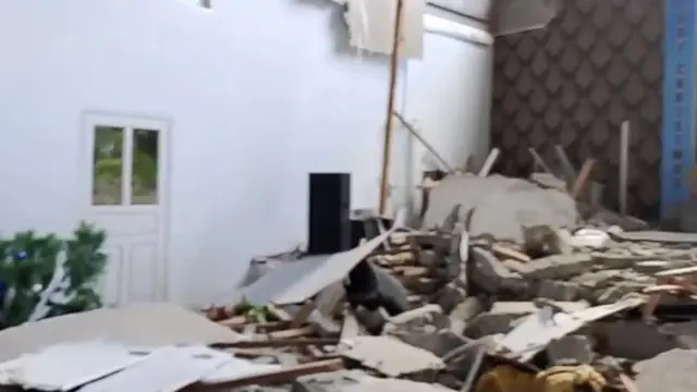 Bangunan rusak dampak gempa bitung