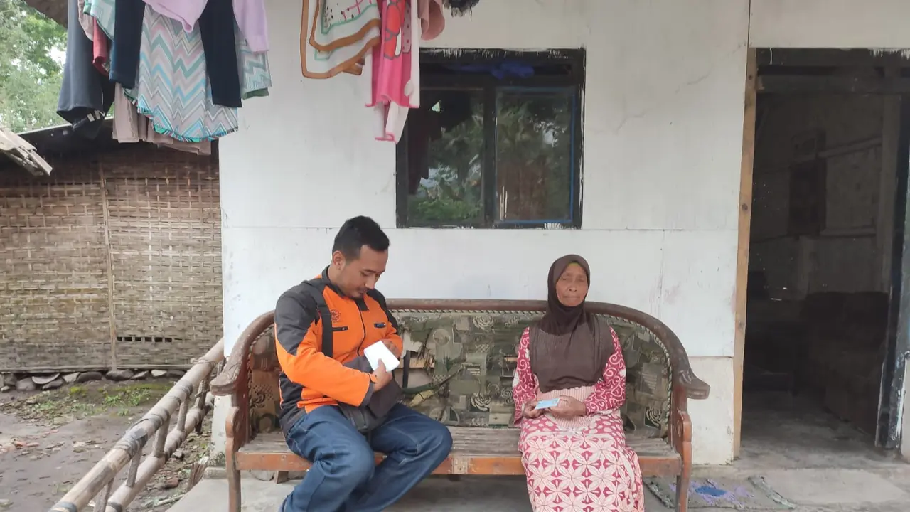 PT Pos Indonesia (Persero) kembali membuktikan komitmen menyalurkan bansos, meski di tengah bencana. Penyaluran BLT BBM tahap 2, PKH, dan Bansos Sembako di Lumajang, Jawa Timur, hampir tuntas (Istimewa)