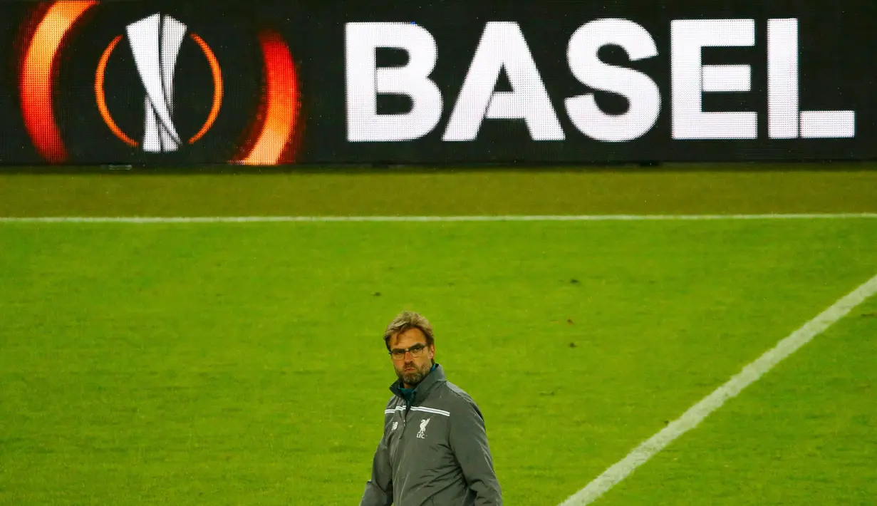 Raut wajah kekecewaan Jurgen Klopp usai pertandingan melawan Sevilla pada final liga Europa di Basel, Swiss (19/5). Liverpool kalah dari Sevilla dengan skor memalukan 3-1. (REUTERS / Arnd Wiegmann)