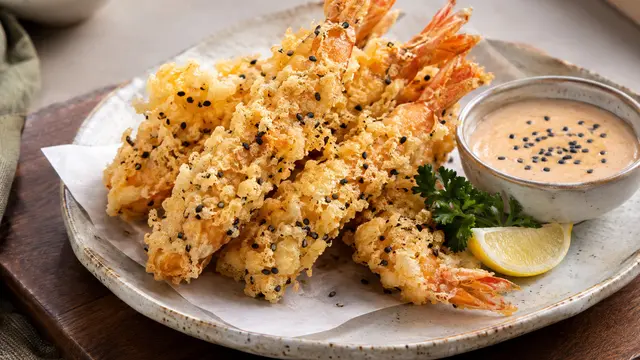 Ilustrasi Tempura Udang Wijen Hitam yang Renyah dan Gurih