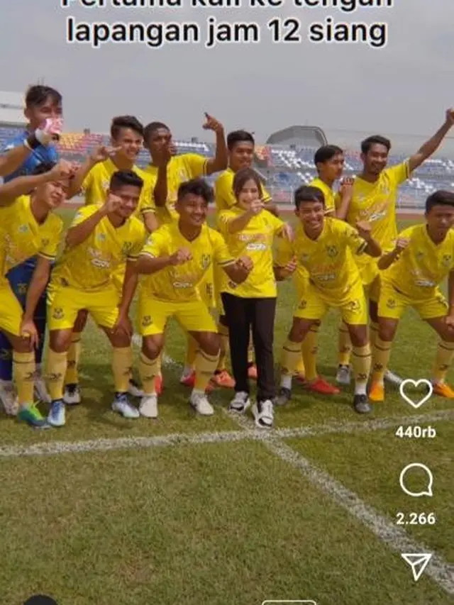 Pakai Jersey, Ini 7 Momen Kebersamaan Prilly Latuconsina Bersama Klub Sepak Bolanya