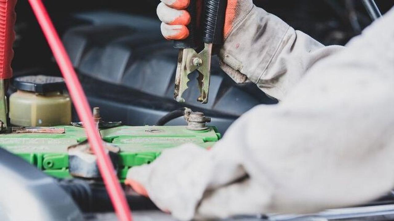Menggunakan aki mobil yang sudah terendam dapat menyebabkan kerusakan pada komponen lainnya.