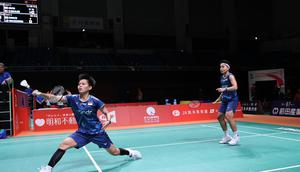 Ganda putri Indonesia Apriyani Rahayu/Siti Fadia Silva Ramadhanti melewati babak 32 besar Kumamoto Masters 2025 setelah mengalahkan&nbsp;pasangan Jepang Sayaka Hirota/Haruna Konishi di Kumamoto Prefectural Gymnasium, Selasa (11/11). (foto: PBSI)