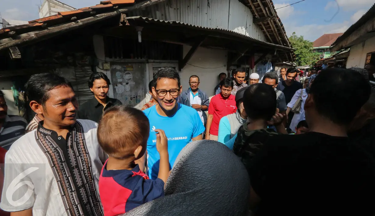 Bakal calon gubernur DKI Jakarta Sandiaga Uno menyapa warga Meruya Utara, Jakarta, Minggu (15/5/2016). Selain mengenalkan diri, Sandiaga Uno serta mendengarkan curhatan dan masukan dari para warga. (Liputan6.com/Faizal Fanani)